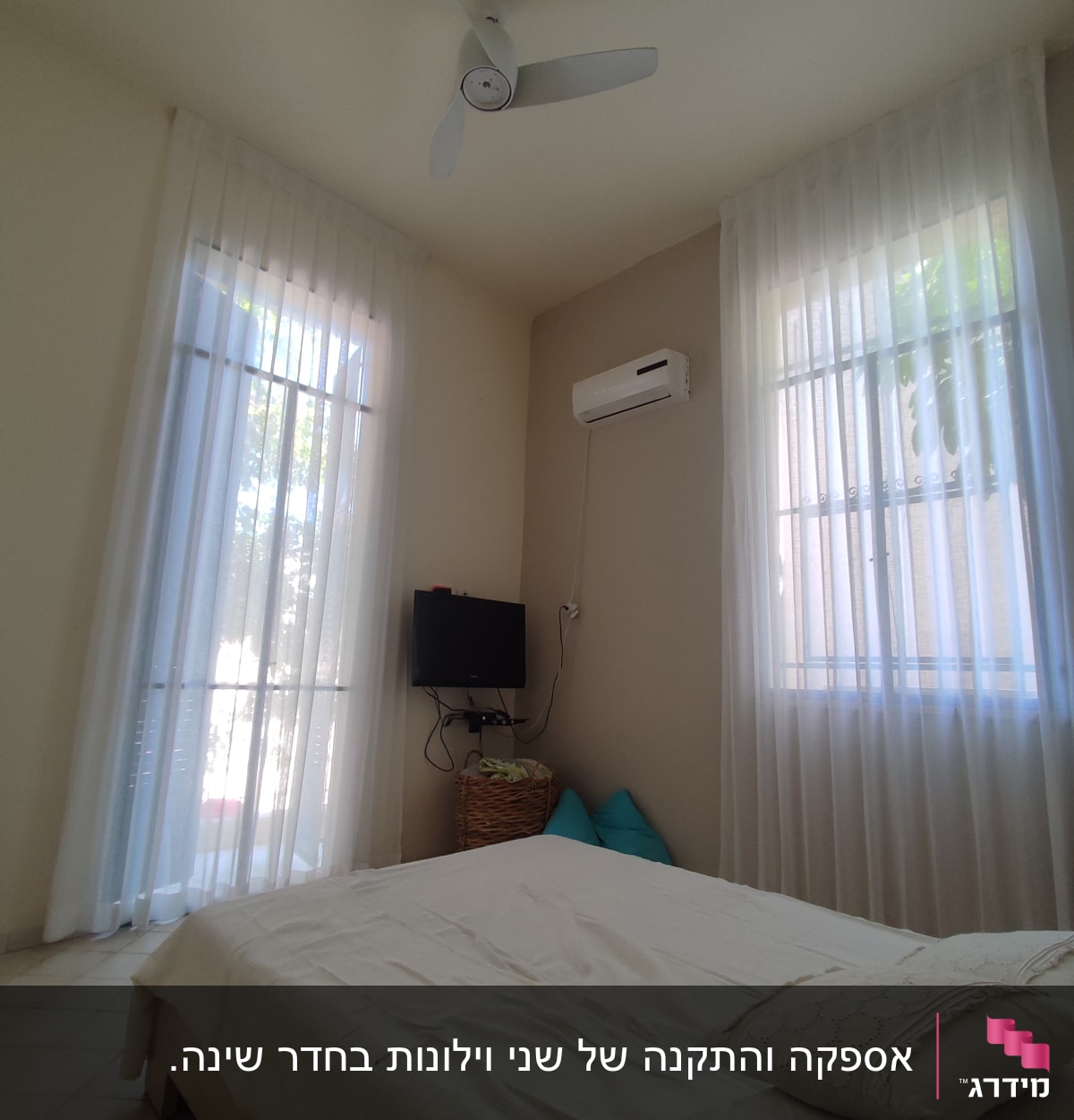 וילונות לבנים שקופים תלויים על חלונות גבוהים